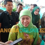 Ketua Umum PP Muslimat NU, Khofifah Indar Parawansa, saat memberi keterangan kepada awak media. Foto: DEVI FITRI AFRIYANTI/BANGSAONLINE