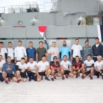 Awak kapal Satgas MTF TNI Konga XXVIII-L/Unifil Lebanon foto bersama AL Bangladesh, awak BNS Bijoy.