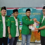 Wakil Bupati Mojokerto, Muhammad Al Barra, saat menerima berita acara hasil pemilihan dari pimpinan sidang di Wisma PC NU Kabupaten Mojokerto.