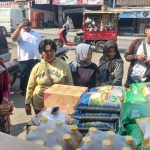 Operasi pasar yang digelar oleh Disperindag Kabupaten Mojokerto bekerja sama dengan Bulog Cabang Surabaya Selatan.
