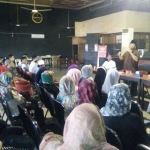 Para karyawan dan pemandu Karaoke Oke Tuban saat mengikuti siraman rohani. foto: SUWANDI/ BANGSAONLINE