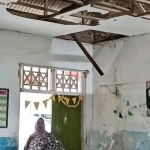 Kondisi atap ruang kelas SDN Tlagah 2 Bangkalan yang ambruk saat hujan lebat disertai angin kencang, Senin (12/1/2026).
