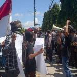 Massa saat tiba di depan kantor Pemkab Sumenep. foto: RAHMATULLAH/ BANGSAONLINE