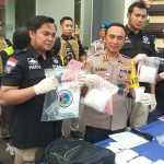 Kapolrestabes Surabaya Kombes Pol Sandi Nugroho menunjukkan barang bukti sabu seberat 4,7 Kg.