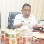 Moch. Ali Imron ketika menjelaskan kenaikan investasi. foto: YUDI EP/ BANGSAONLINE