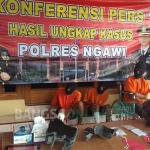 Ketiga pelaku begal saat dirilis di Mapolres Ngawi. foto: ZAINAL ABIDIN/ BANGSAONLINE