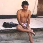 Pelaku yang baru ditangkap berada di depan Mapolsek Sulolilo. foto: rusmiyanto/BANGSAONLINE