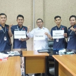 Ketua Tim Medis Penanggulangan Covid-19 Kabupaten Pamekasan, dr. Syaiful Hidayat foto bersama usai menerima piagam penghargaan dari JCP.