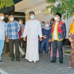 Wali Kota Pasuruan Gus Ipul disambut Bupati Lamongan Thoriqul Haq bersama istri.