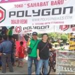 Koko Edy, pemilik Toko Sahabat Baru bersama salah satu pembeli sepeda. (Fajar Arto/BANGSAONLINE)