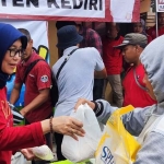 
Kepala Dinas Perdagangan Kabupaten Kediri, Tutik Purwaningsih, saat ikut melayani pembeli. Foto: Muji Harjita/BANGSAONLINE.com  