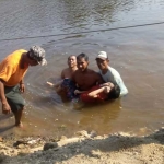 Korban saat dievakuasi oleh warga sekitar. foto: EKY NURHADI/ BANGSAONLINE