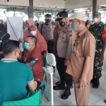 Camat Cerme, Umar Hasyim (dua dari kanan), bersama Muspika saat memantau gelaran vaksinasi booster di Balai Desa Ngabeten. Foto: Ist