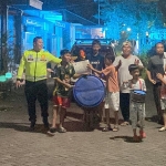 Anggota Kamseltibcar Satlantas Polres Pasuruan saat patroli sahur bersama warga. 
