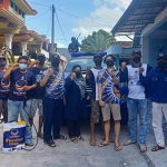 Jajaran pengurus NasDem dan anggota Fraksi NasDem DPRD Gresik foto bersama sebelum melakukan penyemprotan disinfektan. foto: SYUHUD/ BANGSAONLINE