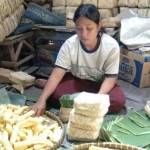 warga di Bondowoso sedang menyiapkan ketela pohon untuk bahan tape. foto: sugianto/BANGSAONLINE