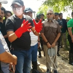 Bupati Bangkalan R. Abdul Latif Imron didampingi Kepala DLH Hadari, Ketua DPRD Mohammad Fahad, dan Wakil Bupati Mohni memberikan penjelasan kepada salah satu masyarakat Desa Buluh Fathor Rasi, yang juga salah satu anggota DPRD Kabupaten Bangkalan.