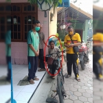 Residivis (lingkaran merah) pelaku pencuri sepeda pancal ketika diamankan di rumah warga.