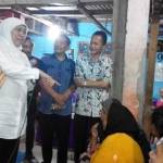 Mensos Khofifah saat di Padepokan Among Budoyo Sastro Loyo, desa Sentonorejo Kec. Trowulan Kab Mojokerto. Tempat rehabilitasi orang gila dan korban narkoba. foto: yudi eko purnomo/ BANGSAONLINE
