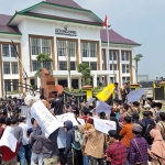 Mahasiswa saat menggelar demo di Gedung DPRD Bangkalan.