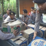 Barang bukti miras saat dibawa ke Mapolres Jombang. foto: RONY S/ BANGSAONLINE