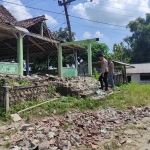 Genteng dan dinding balai desa lama milik Desa Dagangan, Kecamatan Semanding, mengalami kerusakan akibat gempa bumi.