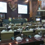 Suasana sidang paripurna DPRD Jatim yang diwarna hujan Interupsi. foto: DIDI ROSADI/ BANGSAONLINE