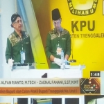 Paslon 01 Alfan Riyanto (kiri) dengan tampang seperti kesal kepada pasangannya, Zaenal Fanani di acara debat Pilkada Trenggalek. foto: HERMAN/ BANGSAONLINE