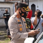 Kapolres Kediri AKBP Lukman Cahyono ikut mengecek kendaraan yang hendak melintasi perbatasan Kabupaten Kediri dan Kabupaten Malang. (foto: ist.)