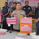Kapolresta Sidoarjo, Kombes Christian Tobing saat menunjukkan sejumlah barang bukti yang berhasil diamankan polisi. Foto: Ist.