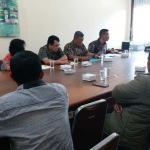 Suasana audiensi masyarakat kampung pengungsi Sambas dengan BPN di ruangan Komisi A DPRD Bangkalan. foto: FAUZI/ BANGSAONLINE