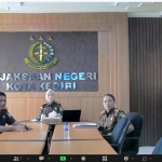 Zoom Meeting Kejaksaan Agung dan Kejaksaan Tinggi Jawa Timur dalam ekspos perkara pelaksanaan penghentian penuntutan berdasarkan keadilan restoratif dengan tersangka AS.