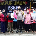 Kapolresta Sidoarjo Kombespol Sumardji bersama ibu-ibu PKK Desa Wadungasih di Dapur Umum PSBB setempat.