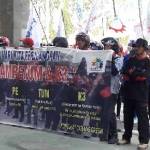 Buruh ketika demo di halaman kantor Pemkab Gresik. foto: syuhud/BANGSAONLINE