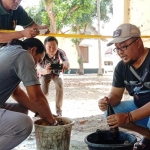 Polisi saat mengamankan bom jenis mortir di halaman belakang Mapolsek Kendit.