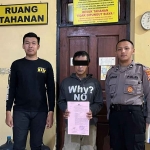 Pengedar narkoba saat diamankan petugas dari Polres Pasuruan.