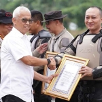 Kapolresta Malang Kota, Kombes Pol Nanang Haryono saat menerima penghargaan sebagai Polrestabes/Polres Metro/Polresta Terbaik 3 Pelaksana Quick Wins Presisi 2025. (Ist)
