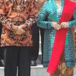 First lady Iriana Joko tampil dengan dandanan menyolok sehingga menarik perhatian publik. Foto: detik.com