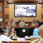 Wabup Gresik, Asluchul Alif (kiri) saat menemui rombongan Komisi IX DPR RI. FOTO: ist.