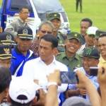 Menteri Pertanian, Andi Amran Sulaiman (baju putih) saat melakukan dialog dengan para petani usai panen raya di Bojonegoro. foto: eky nurhadi/ BANGSAONLINE