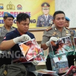 Kapolres Jombang, AKBP Agung Marlianto menunjukkan barang bukti kasus pembunuhan istri polisi. foto: ROMZA/ BANGSAONLINE