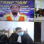 Proses sidang vonis yang dilaksanakan Pengadilan Negeri (PN) Lamongan melalui aplikasi Zoom. (foto: TRIWIYOGA/ BANGSAONLINE)