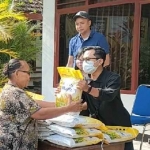 Kabag Administrasi Perekonomian Pemkot Kediri Tetuko Erwin Sukarno (pakai topi) saat ikut mengawal operasi pasar murah di Kantor Kecamatan Kota. Foto: MUJI HARJITA/ BANGSAONLINE