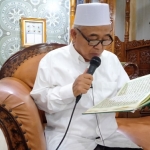 Prof. Dr. KH. Asep Saifuddin Chalim, M.Ag saat memimpin khataman al-Quran bersama 30 qori di Masjid Raya KH AbdulChalim, Kamis (14/5/2020) malam. foto: MMA/ bangsaonline.com