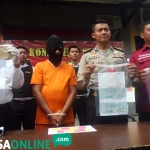 Tersangka usai ditangkap dan dirilis di Mapolres Mojokerto Kota. foto: SOFFAN/ BANGSAONLINE