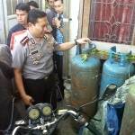 ?

Kapolrestabes Surabaya Kombes Pol Setija Junianta Kapolrestabes saat meninjau rumah yang dijadikan tempat pengoplosan LPG di kawasan Jl. Sambi Sari, Lakar Santri, Surabaya. Foto:rusmiyanto/BANGSAONLINE