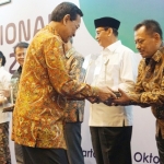 Sekdaprov Jatim, Dr. Ir. Heru Tjahjono saat menerima cinderamata dari Gubernur DI Yogyakarta Sri Sultan Hamengkubuwono X di acara Musrenbang Regional 2018 di Hotel Hyatt, DI Yogyakarta.