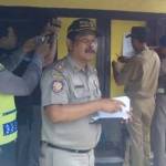 Petugas memasang dan menyerahkan surat pemberitahuan di eks lokalisasi Kedung Banteng.