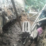 Rumah di Desa Sumbersari, Kecamatan Sine, yang terseret longsor foto: ZAINAL ABIDIN/ BANGSAONLINE