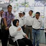 Rombongan dari Apeksi saat berada di dalam ruang Command Center 112 bersama Wali Kota Risma. foto: ist